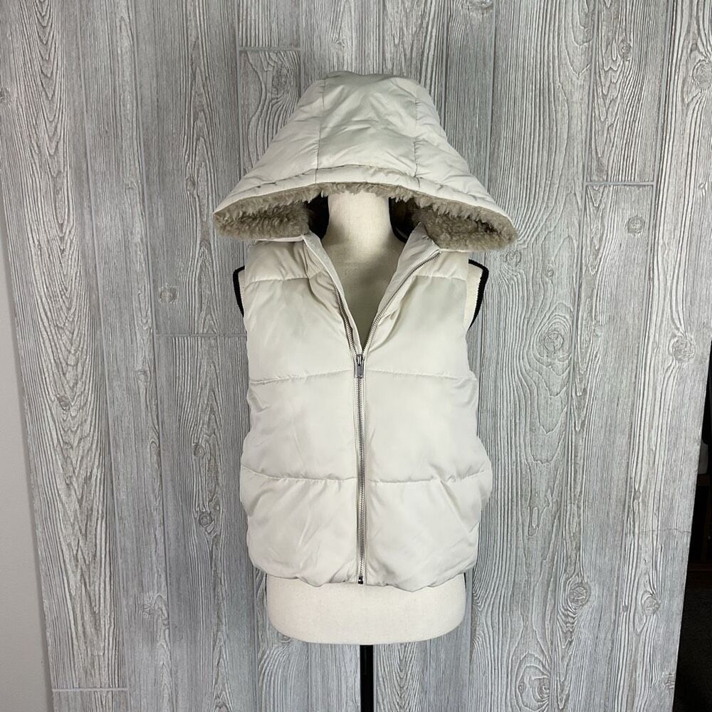Universal Thread Cream Cropped Puffer Vest Woman’s Small Hooded Sherpa Lined